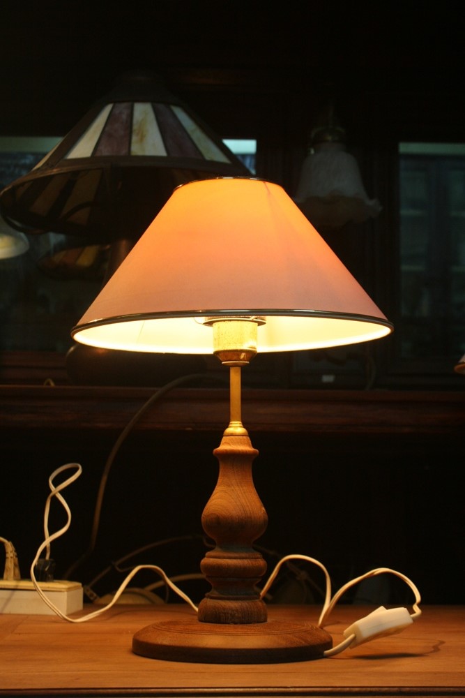 Hard wooden table lamp